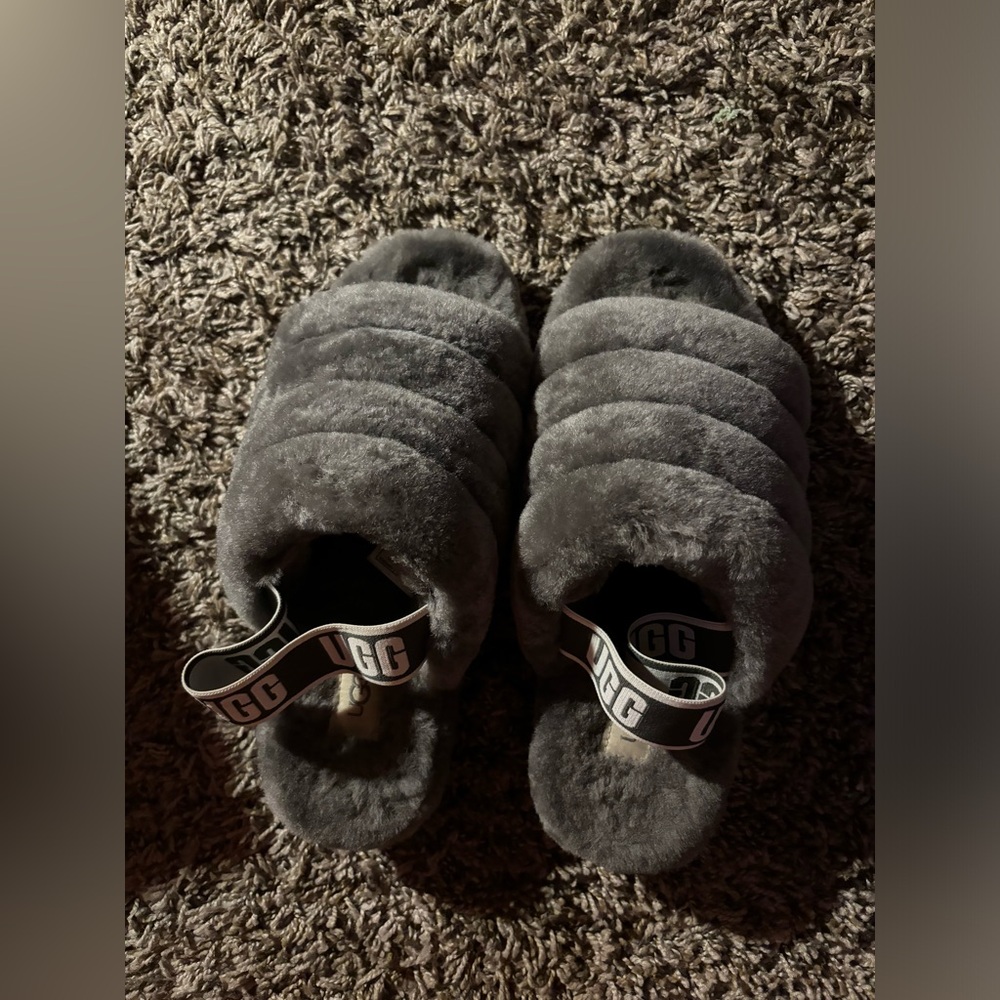 GRAY UGG SLIPPERS